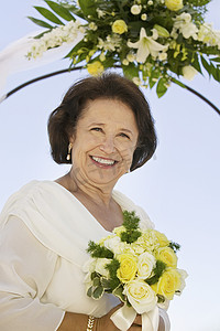 妈妈捧着花束摄影照片_新娘的母亲在户外捧着花束（肖像）