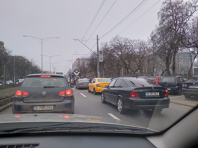 2021年，罗马尼亚布加勒斯特，汽车挡风玻璃上的路景，道路上的汽车