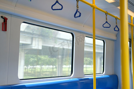 抓扶手摄影照片_电动火车中的手持扶手。