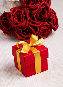 红花和带黄丝带的礼盒