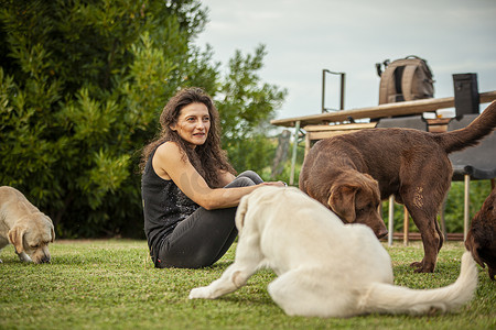 女孩在 Countryside 13 和她的拉布拉多狗玩耍