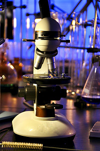 西班牙实验室的试管、罐和显微镜