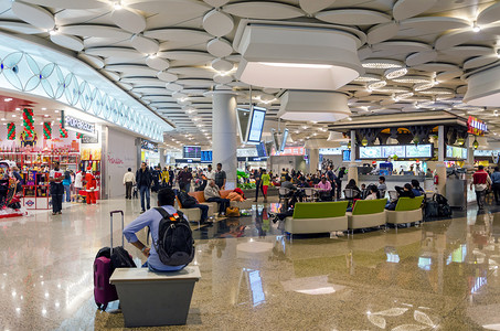 印度孟买-2014 年 12 月 25 日：贾特拉帕蒂·希瓦吉国际机场免税区的游客购物