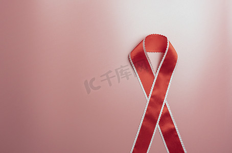 红色背景上艾滋病日的红丝带。