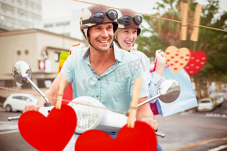 带购物袋的髋关节年轻夫妇骑滑板车的合成图像