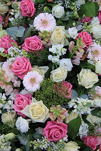 粉色玫瑰花瓣摄影照片_白色和粉色玫瑰的插花