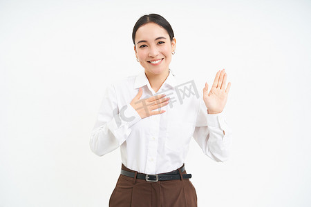 美丽的亚洲女性肖像举起一只手，友好地微笑，自我介绍，问候并打招呼，白色背景