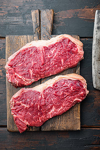 上腰肉，新鲜有机牛肉切块，在旧木桌上，俯视