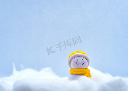 旅游业和旅行概念：独自站立的微型小雪人