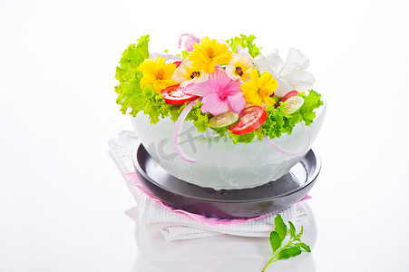 可食用的摄影照片_蔬菜沙拉配西红柿和各种可食用的花在一碗 o