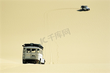 在沙漠中行驶的 Safari 车辆