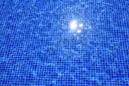 蓝色瓷砖游泳池水反射纹理