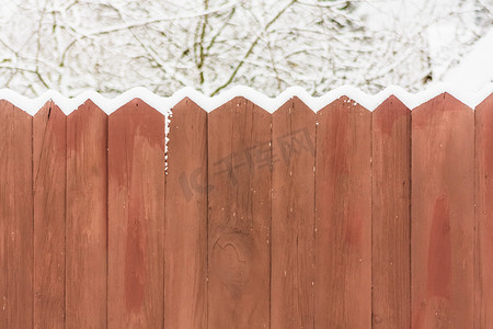 木板雪摄影照片_在雪中的旧木栅栏