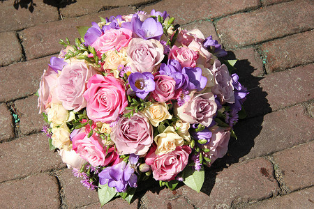紫色婚礼摄影照片_粉红色和紫色的婚礼花束