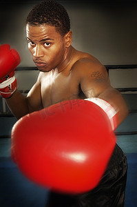 一位年轻好斗的非洲裔美国男性拳击手的肖像