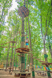 森林探险公园的结构元素，带有圆形木平台、绳索攀爬、障碍训练场。