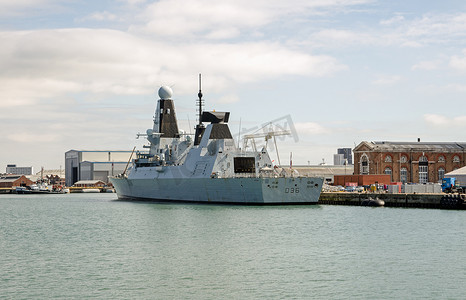 HMS Defender，皇家海军驱逐舰停靠在朴茨茅斯港