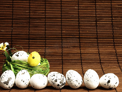 复活节鸡和鸡蛋在巢中。