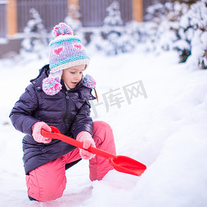 雪摄影照片_小女孩在冬日玩铲雪