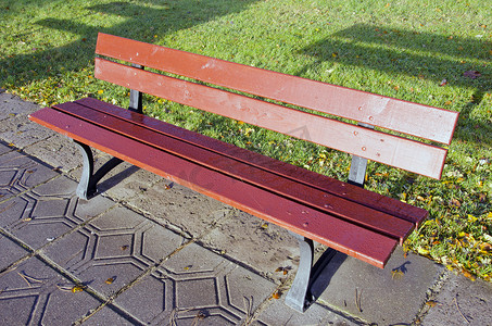 公园里孤独的空长椅。