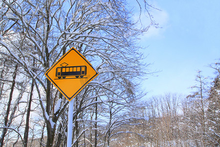 蓝天雪地摄影照片_冬天的交通标志