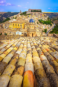 西西里岛屋顶和美丽村庄拉古萨的垂直景观