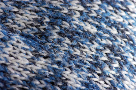 针织物摄影照片_波浪形蓝色和白色针织物的特写
