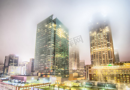 雾中的夏洛特城市天际线夜景