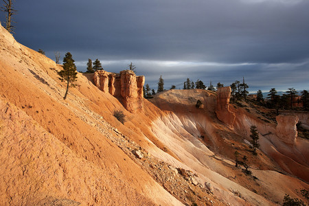 赖斯摄影照片_布赖斯国家公园的岩层