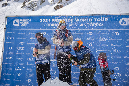 Sammy Lueber、Blaker Moller 和 De le Rue 参加了 2021 年冬季在安道尔 Ordino Alcalis 举行的 2021 年自由滑雪世界巡回赛第 2 步比赛。