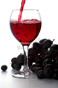 品牌文化摄影照片_一杯红酒和孤立的葡萄