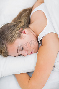 平静的女人睡觉的俯视图