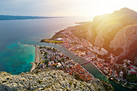 采蒂纳河口和 Omis 镇的空中日落景观