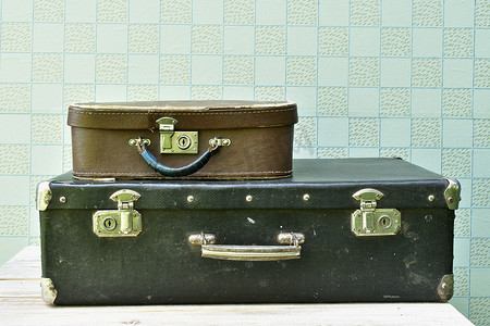 小号摄影照片_两个旧手提箱，黑色大号和棕色小号，复古风格