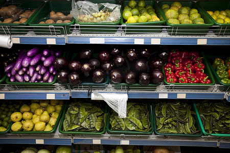 杂货店陈列的各种水果和蔬菜