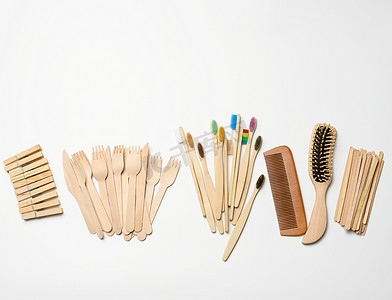 白色背景中的牙刷、梳子、衣夹和其他木制物品，顶视图