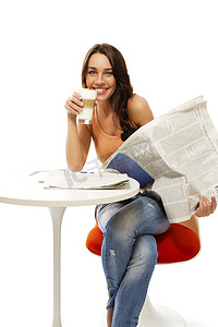 拿铁玛奇朵咖啡和报纸的快乐年轻女人