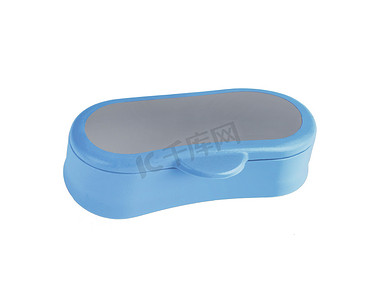 深蓝色蓝色摄影照片_塑料盒里的一块漂亮的方形深蓝色肥皂