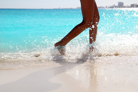 走在沙滩上的女人腿溅水
