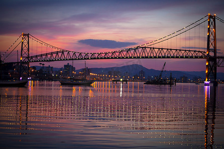 波西米亚垫子摄影照片_夕阳下的桥