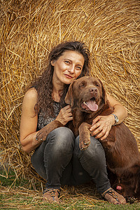 女孩在 Countryside 17 和她的拉布拉多狗玩耍