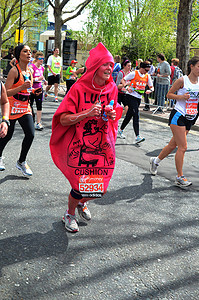 2012 年 4 月 22 日伦敦马拉松的趣味跑者