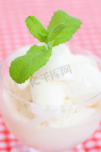 绿色格子布摄影照片_格子布上玻璃碗里的薄荷冰淇淋