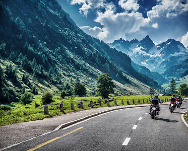 绿色高速公路摄影照片_山路上的摩托车手