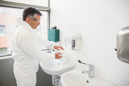 药剂师在水槽洗手