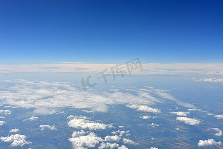 地球表面和云层