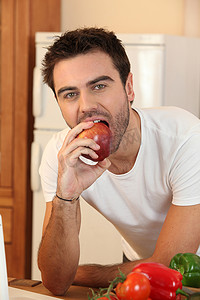 男人吃苹果