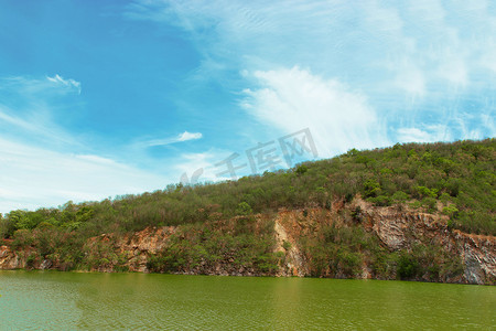 png绿水摄影照片_森林中的绿水湖