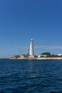 海洋景观，可欣赏塔汉库特角和天空映衬下的白色灯塔。