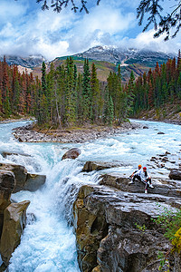 加拿大的地方摄影照片_加拿大 Sunwapta Falls Jasper 国家公园的美丽景色，情侣男女参观 Sunwapta Falls Jasper